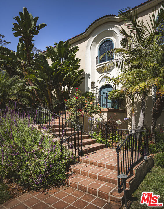 2250 N Berendo Street, Los Angeles CA: https://media.crmls.org/mediaz/5fac313d-cbb1-4114-a438-af2a089ffc5e.jpg