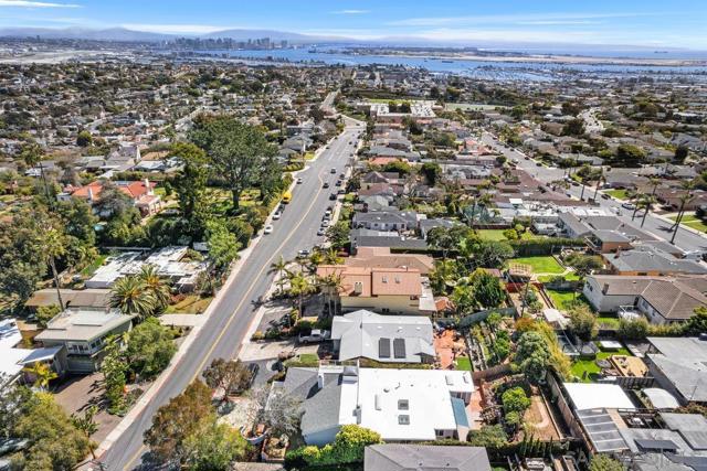 4027 Narragansett Ave, San Diego CA: https://media.crmls.org/mediaz/5fac7e66-39fd-41dc-9234-f02b69676fbc.jpg