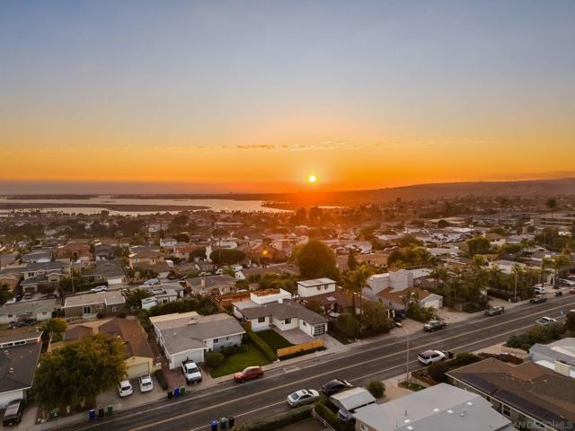 2736 Burgener Blvd, San Diego CA: https://media.crmls.org/mediaz/5facaca6-ccc3-4fb8-bb4e-f42166ddbb86.jpg
