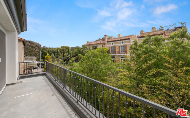 139 Westwind Mall, Marina del Rey CA: https://media.crmls.org/mediaz/5fad98a2-f3a0-44c5-9d4b-0bd87b848b8d.jpg