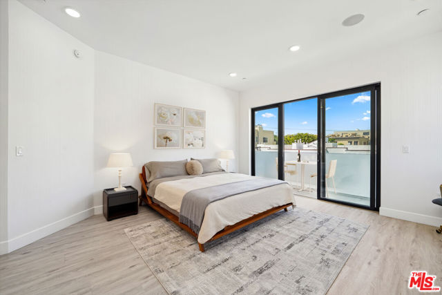 137 N Doheny Drive, West Hollywood CA: https://media.crmls.org/mediaz/5fae80ad-32d3-42a1-a60a-4e31b5dc8a54.jpg