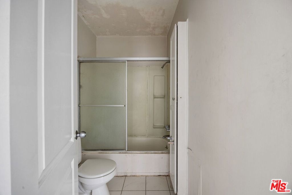 https://media.crmls.org/mediaz/5faf268d-199f-4290-b96f-ea74f31d501e.jpg?preset=X-Large