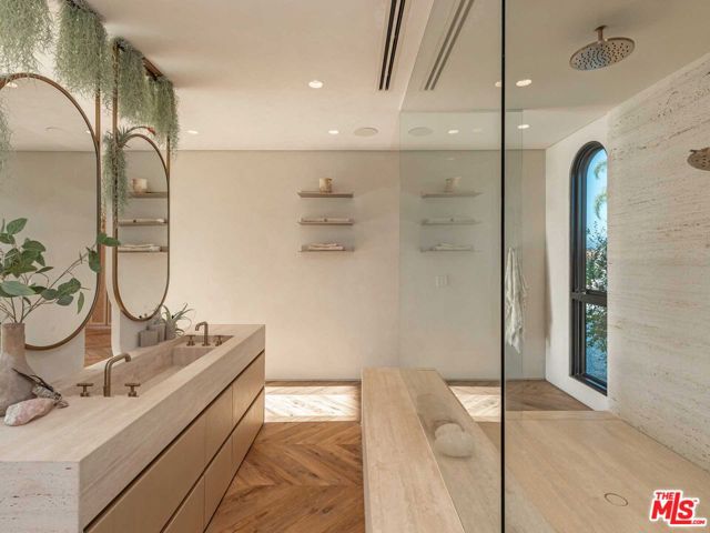 309 N Arden Boulevard, Los Angeles CA: https://media.crmls.org/mediaz/5fb06eea-09a4-41b4-9e19-853d1f16aafc.jpg