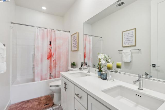 5623 Central Pkwy, Dublin CA: https://media.crmls.org/mediaz/5fb0d467-4ad2-4629-b4b4-90ef2327c94c.jpg