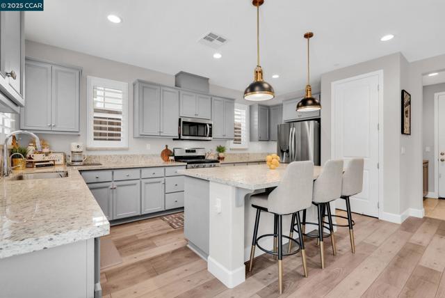 499 Yarrow Dr, Fairfield CA: https://media.crmls.org/mediaz/5fb11bc4-6b48-42d4-98ed-5f893cb31528.jpg