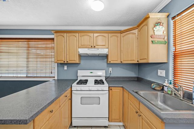 39672 Blacow Rd, Fremont CA: https://media.crmls.org/mediaz/5fb1f427-f5ed-435d-9dab-d38007948aaa.jpg