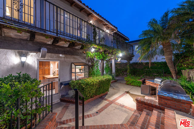 475 S Rodeo Drive, Beverly Hills CA: https://media.crmls.org/mediaz/5fb217d2-73cd-432a-a59b-9128a9f75f79.jpg