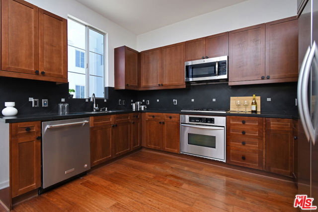 5350 Playa Vista Drive, Playa Vista CA: https://media.crmls.org/mediaz/5fb2cdc3-e115-4a2a-b004-4dd8d287fa91.jpg