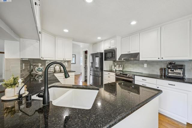 3801 Mohr Ave, Pleasanton CA: https://media.crmls.org/mediaz/5fb30911-b9e4-44bc-8fe5-85a59db6841c.jpg