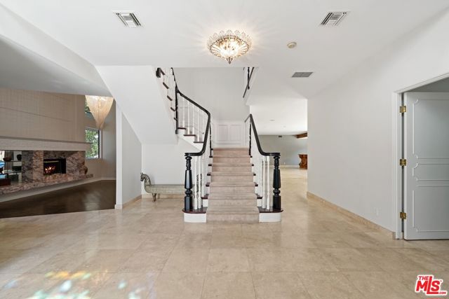 15656 Crownridge Place, Sherman Oaks CA: https://media.crmls.org/mediaz/5fb30ad7-140f-41b9-b34d-beeaebcb915a.jpg
