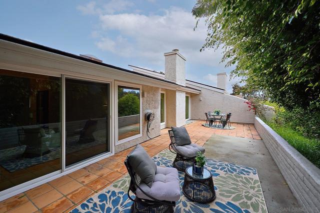 2162 Caminito Circulo Sur, La Jolla CA: https://media.crmls.org/mediaz/5fb39119-66ef-4a30-90a8-2659f353c07f.jpg