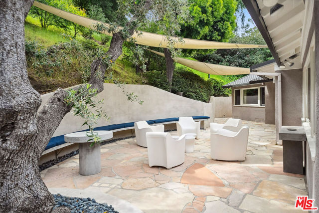 3818 Hollyline Avenue, Sherman Oaks CA: https://media.crmls.org/mediaz/5fb3d812-a07e-4740-90ab-8b0817a2cc5d.jpg