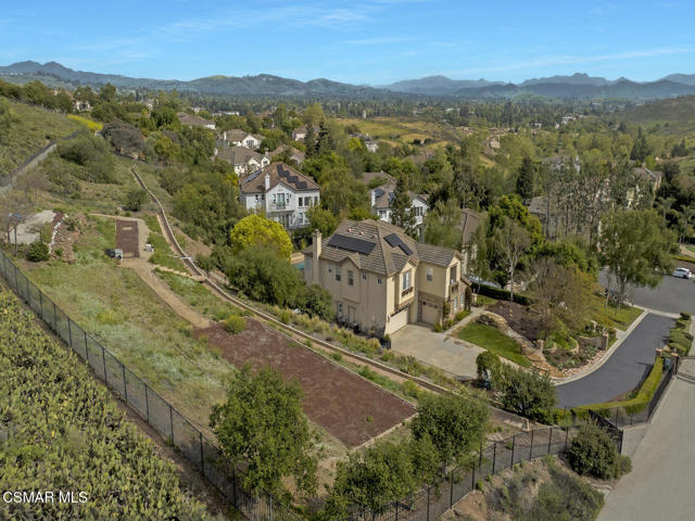 331 Briar Bluff Circle, Thousand Oaks CA: https://media.crmls.org/mediaz/5fb4934c-3f4b-4a5a-8873-04f277d9d134.jpg