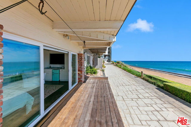 11856 Beach Club Way, Malibu CA: https://media.crmls.org/mediaz/5fb501fb-d85d-4447-85f7-78f5c6ffb2e0.jpg