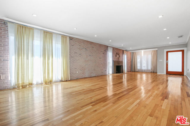 1246 N Genesee Avenue, West Hollywood CA: https://media.crmls.org/mediaz/5fb62151-5ee9-4d91-8c43-bc8aeb674e81.jpg