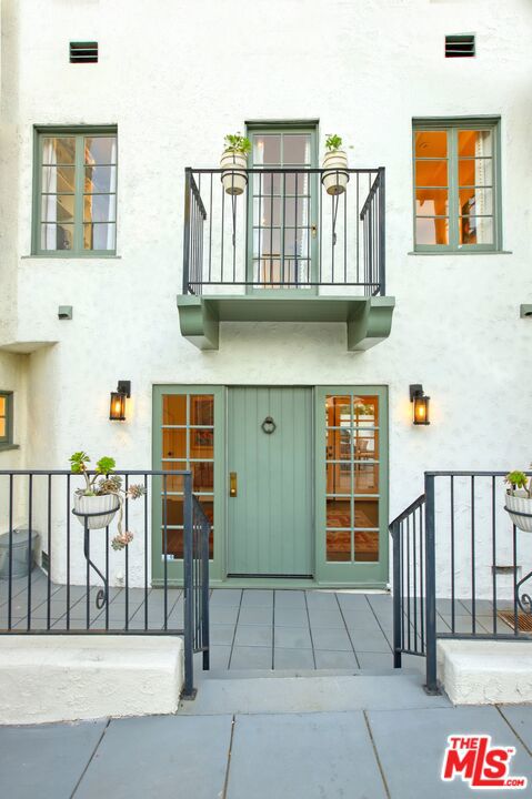 6749 Whitley Terrace, Los Angeles CA: https://media.crmls.org/mediaz/5fb68b9b-59b6-4f4a-bbe1-7e8d168ee5fd.jpg
