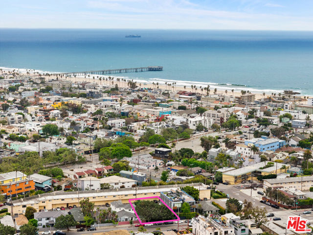 420 Venice Way, Los Angeles CA: https://media.crmls.org/mediaz/5fb79fe3-8a53-43e0-865f-750a708e1c71.jpg