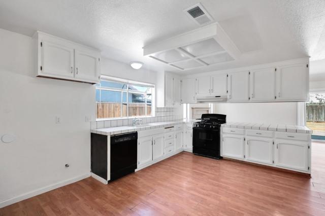 1024 Walnutwood Court, Los Banos CA: https://media.crmls.org/mediaz/5fb8817e-00fd-4cda-b8a4-02ad912c002b.jpg