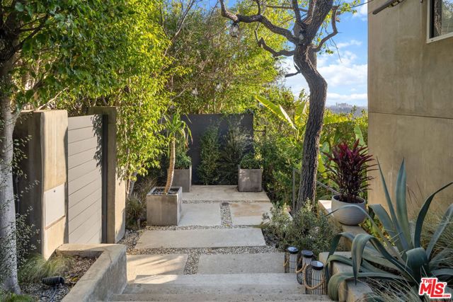 1415 Summitridge Drive, Beverly Hills CA: https://media.crmls.org/mediaz/5fb8fafa-dbcb-4885-a95e-254c4814cdad.jpg
