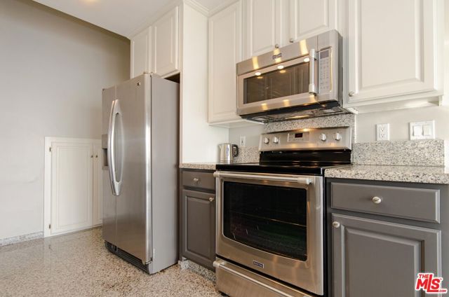 18065 Coastline Drive, Malibu CA: https://media.crmls.org/mediaz/5fb99e14-38ca-4e5c-b9b5-90dc8e5e9c24.jpg