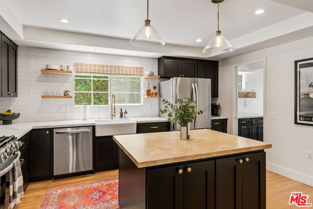555 N Irving Boulevard, Los Angeles CA: https://media.crmls.org/mediaz/5fba0eb6-ac10-4fbf-97d0-a478a569b369.jpg