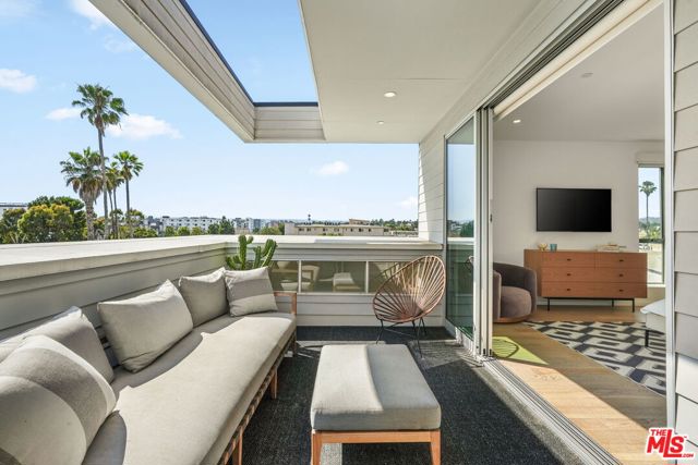 3724 1/2 Vinton Avenue, Los Angeles CA: https://media.crmls.org/mediaz/5fba23b9-c988-4651-a112-772ba36080e8.jpg