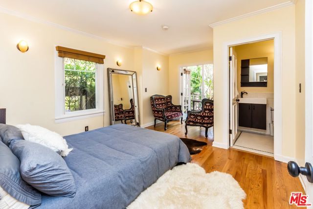 866 N Doheny Drive, West Hollywood CA: https://media.crmls.org/mediaz/5fbabc9d-06f9-48bf-a7d0-898b1a85baf3.jpg