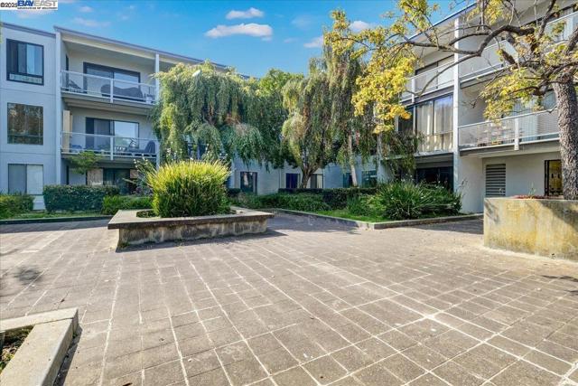 2 Admiral Dr, Emeryville CA: https://media.crmls.org/mediaz/5fbad342-d320-4934-aa80-ecb453ce82f9.jpg