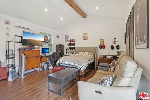 3143 Shelby Drive, Los Angeles CA: https://media.crmls.org/mediaz/5fbb6930-3961-4d54-8e74-c36b0b16d84c.jpg