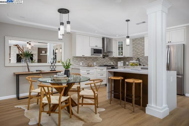 1233 Singingwood Ct, Walnut Creek CA: https://media.crmls.org/mediaz/5fbcc2b4-8e83-4ad1-a8c0-b70ddfa27de6.jpg