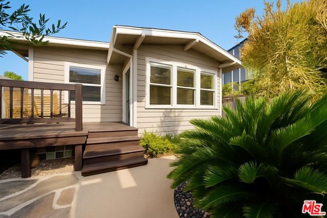 643 Santa Clara Avenue, Venice CA: https://media.crmls.org/mediaz/5fbd336a-6dff-4995-adac-64bcd5130288.jpg