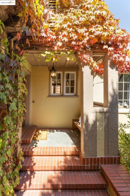 5815 Morpeth St, Oakland CA: https://media.crmls.org/mediaz/5fbd3aa6-20a5-441a-8986-07329bfed547.jpg