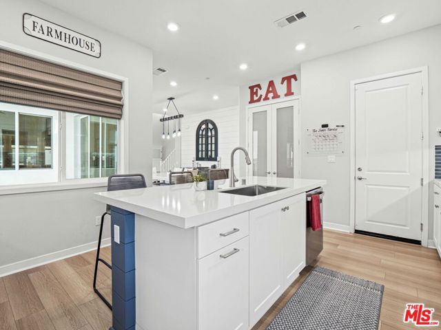27717 Knoll View Place, Valencia CA: https://media.crmls.org/mediaz/5fbd4085-2bfc-4e7f-aee5-6a787d6268b3.jpg
