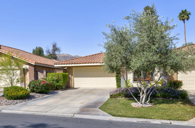 111 Juan Circle, Palm Desert CA: https://media.crmls.org/mediaz/5fbe205a-25c9-4bbd-a26f-6c2b24b053e2.jpg