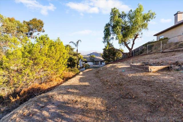16310 Oak Springs Dr, Ramona CA: https://media.crmls.org/mediaz/5fbe50fa-7e9f-4d44-bfcd-89bb3ccdeb0d.jpg