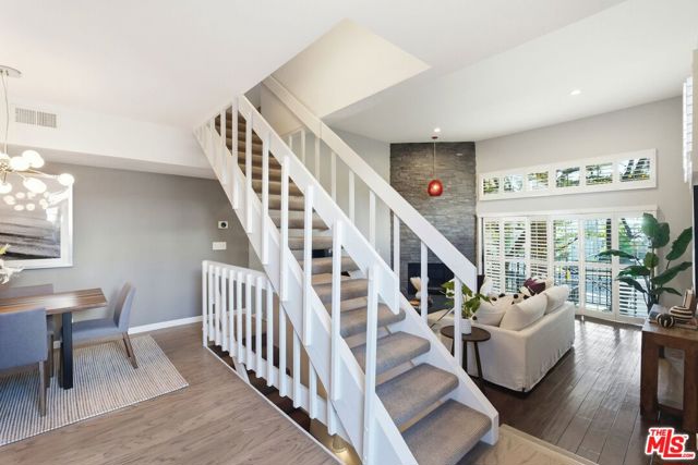 1013 16th Street, Santa Monica CA: https://media.crmls.org/mediaz/5fbe9ff1-bd34-4e94-b4f2-e1ef0ef0c9e1.jpg