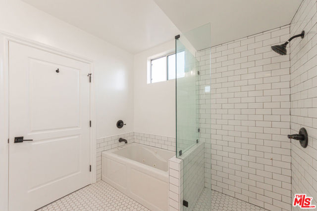 332 S Oxford Avenue, Los Angeles CA: https://media.crmls.org/mediaz/5fbebba2-972a-4394-b9b3-b08ac1615d8d.jpg