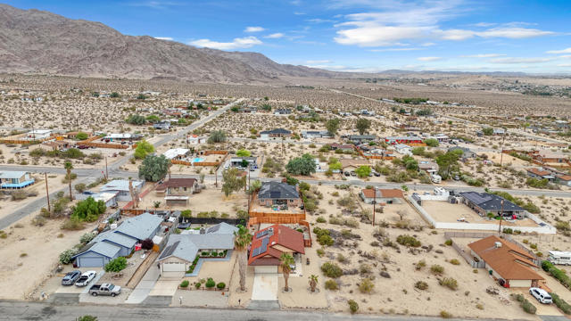 7412 Maude Adams Avenue, 29 Palms CA: https://media.crmls.org/mediaz/5fc03b20-ccf9-4758-9843-fd38143bc1da.jpg