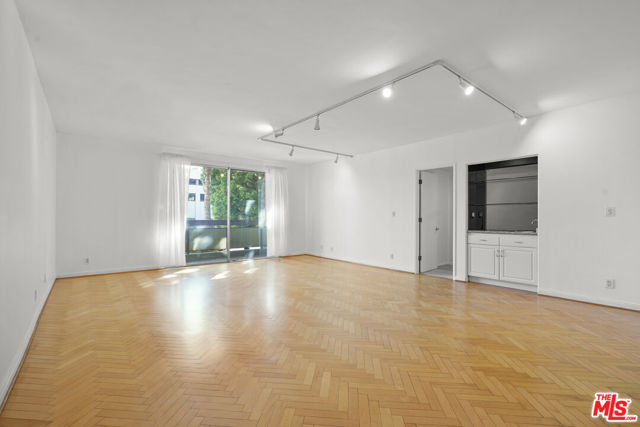 321 S San Vicente Boulevard, Los Angeles CA: https://media.crmls.org/mediaz/5fc09032-f76d-44ed-8a36-d427e6b87a44.jpg