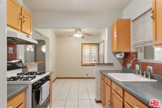 1831 N Buena Vista Street, Burbank CA: https://media.crmls.org/mediaz/5fc0ad87-d754-40fa-9aa1-42267187366d.jpg