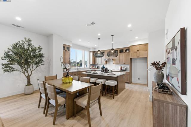 1660 Clement Avenue, Alameda CA: https://media.crmls.org/mediaz/5fc0bb3a-a5d3-413b-b79c-0bbe649ac4ca.jpg