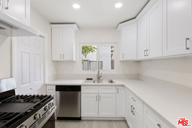 7127 Ramsgate Avenue, Los Angeles CA: https://media.crmls.org/mediaz/5fc0ddf3-e6c7-4383-86a2-8bec3eb6076a.jpg