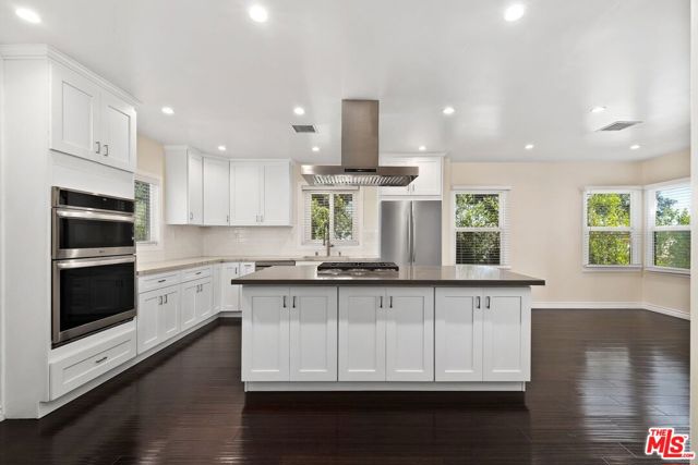 4401 W 58th Place, Los Angeles CA: https://media.crmls.org/mediaz/5fc28e80-638a-4774-b9bb-144bbb76cff5.jpg