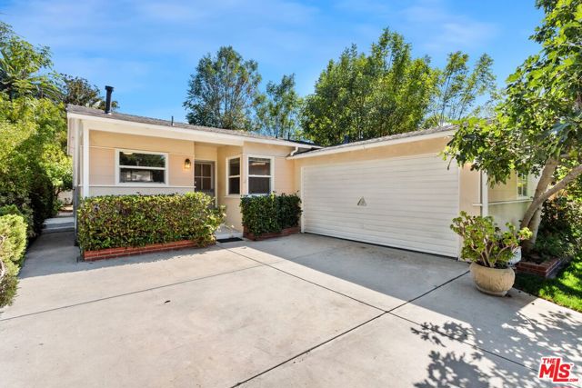 22616 Berdon Street, Woodland Hills CA: https://media.crmls.org/mediaz/5fc2e2d6-8155-47ab-a0f5-957aaa7f9828.jpg