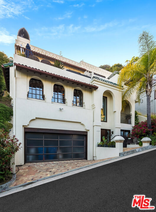 1925 Curson Place, Los Angeles CA: https://media.crmls.org/mediaz/5fc350c3-3f88-4789-8a77-9720572a6822.jpg