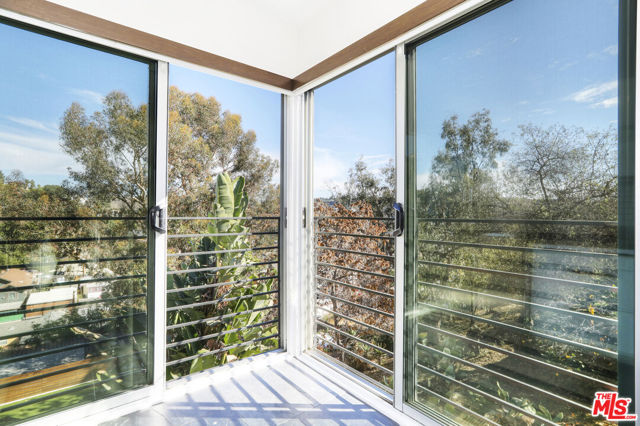 421 Beech Street, Los Angeles CA: https://media.crmls.org/mediaz/5fc3cd14-6496-4464-b580-8a7c6915b381.jpg