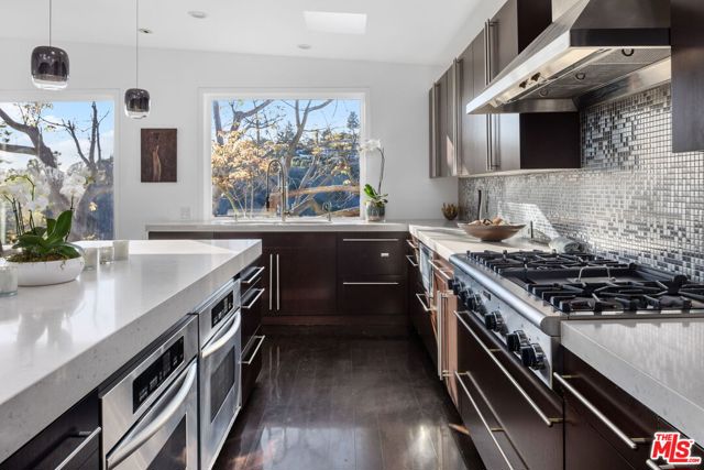 1415 Summitridge Drive, Beverly Hills CA: https://media.crmls.org/mediaz/5fc530ca-93a7-4521-a36e-411208132301.jpg