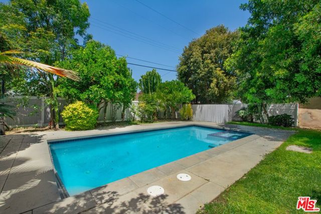 7731 Oak Park Avenue, Lake Balboa CA: https://media.crmls.org/mediaz/5fc58b9b-31d5-42d8-ab76-d157c8dac06f.jpg
