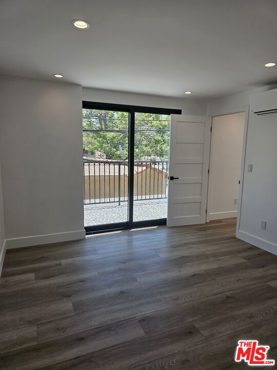 5247 1/2 W 9th Street, Los Angeles CA: https://media.crmls.org/mediaz/5fc6f8cd-5a78-48f6-90cb-a5d39cf950c2.jpg