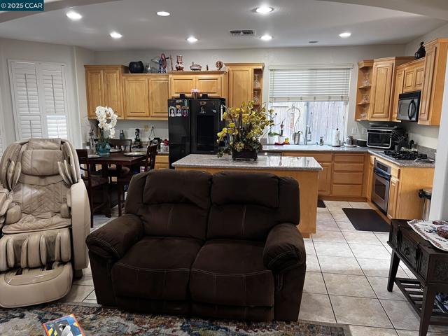 4045 Galenez Way, Antioch CA: https://media.crmls.org/mediaz/5fc71def-790d-4f8c-b39a-f31cefd18309.jpg